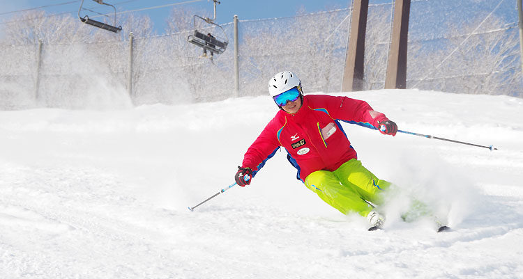 Skier 'hakuba47 Instructor' demonstrating advance turning to his lesson 