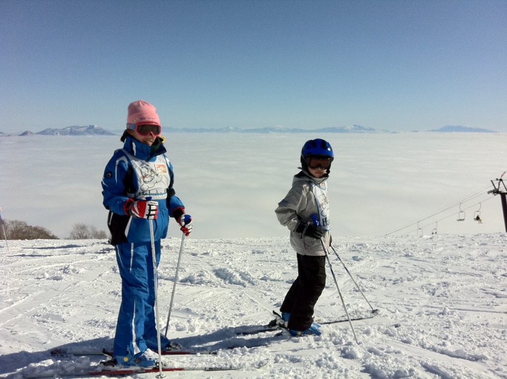 Rent Ski and snowboard at discounted rate. Helmet, Gloves, Googles for